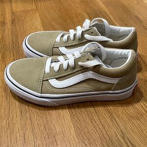 Vans Little Kids Old Skool Sneaker, Beige and White. (Worn only once!)
